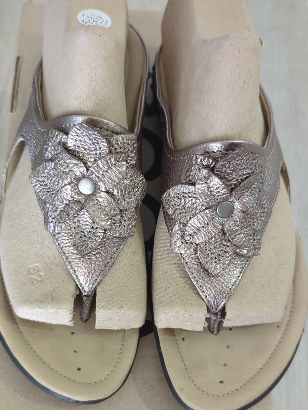 Ecco Metallic Rose Gold Floral Thong Sandals 8-8.5 - Picture 3 of 5
